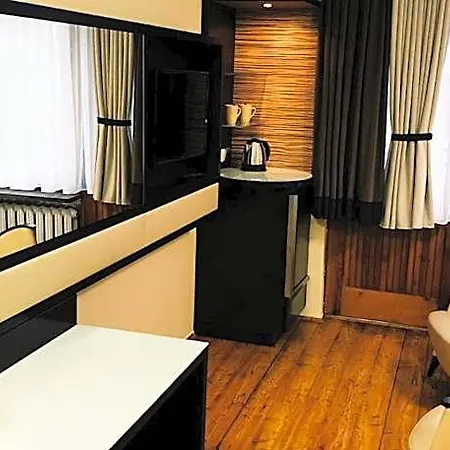 Bialy Slon Delux Hostel *