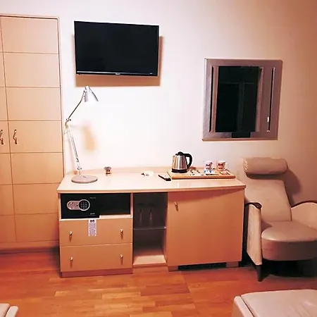 Bialy Slon Delux Hostel *
